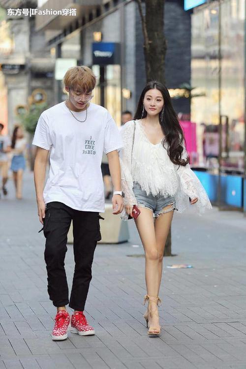 街拍:美女搭配时尚大胆,大长腿不论走到哪里都很抢眼