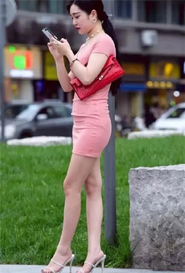 街头打电话小姐姐尽显凹凸身材，这样的小姐姐女人味十足