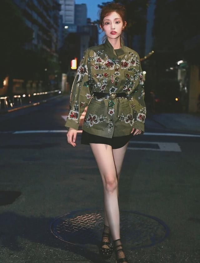 盖玥希穿热裤秀“超模腿”，却配加大版“儿童鞋”，居然被圈粉！