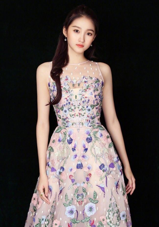 一直被黑的关晓彤穿对了，一袭印花裙美成仙，鹿哥媳妇就是美!