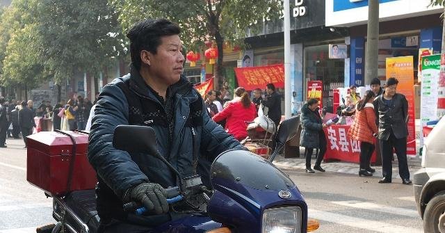 明年农村实行新政策，有三种车都不能出行，那农民该怎么出门呢