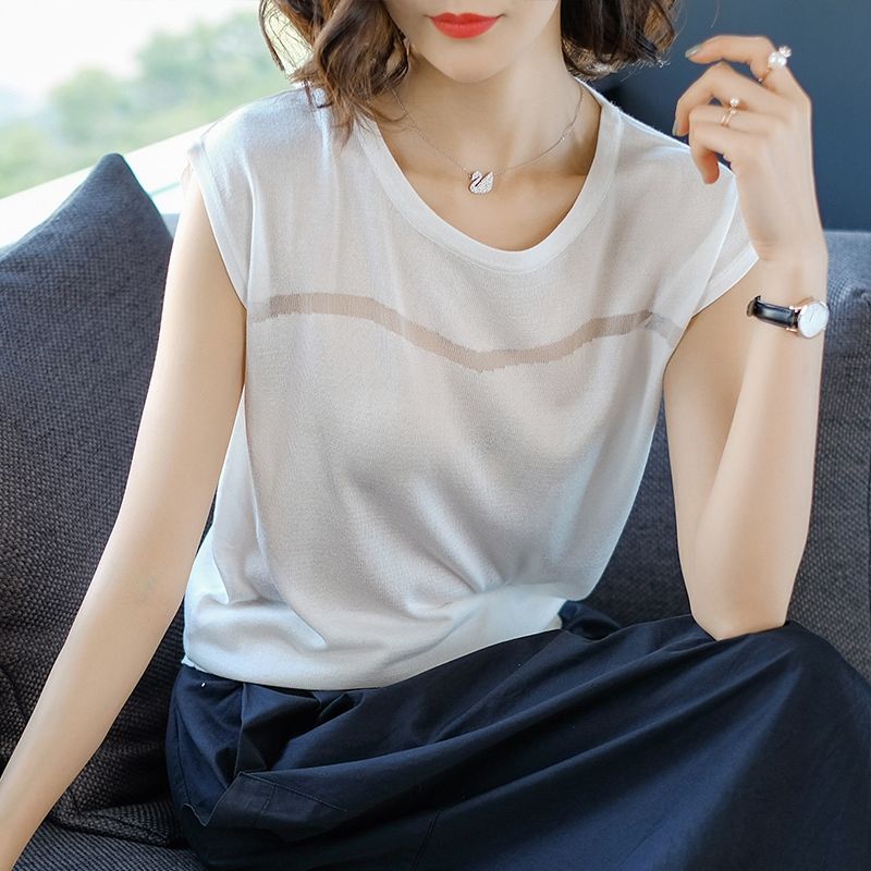 前凸后翘别藏着掖着!紧身T恤性感火辣，加上热裤勾勒迷人水蛇腰