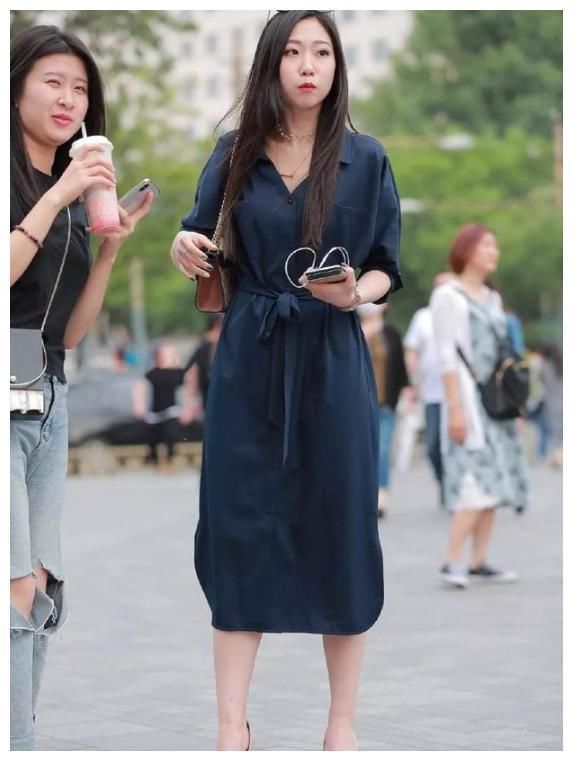 街拍：图四穿吊带小背心，衣服都撑“爆”了，这身材是真好！