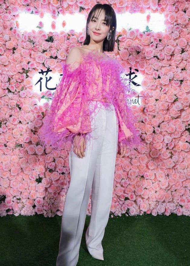  「仙气」春光俏丽下，不穿点仙气飘飘的羽饰单品怎么对得起这美好天气！