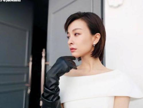 35岁孙俪和35岁吴昕，撞衫白色一字肩，网友：不相信她俩同岁