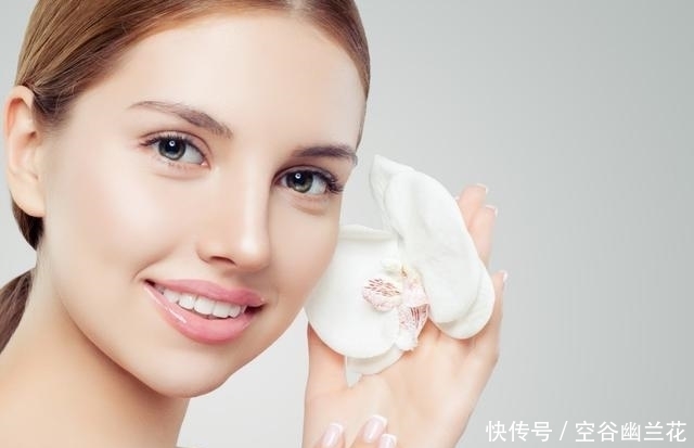  『女生』敷面膜时，里面的塑料纸别扔了，很多女生丢了，难怪皮肤越敷越干