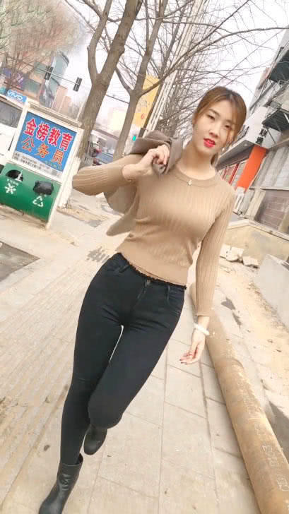 街拍身材超棒的妹子，穿什么衣服都好看，最后一件更拉风