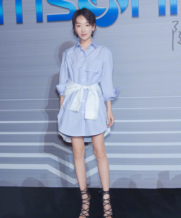 周冬雨穿短裤亮相，你只关注她的美腿？她的耳环才是最大亮点！