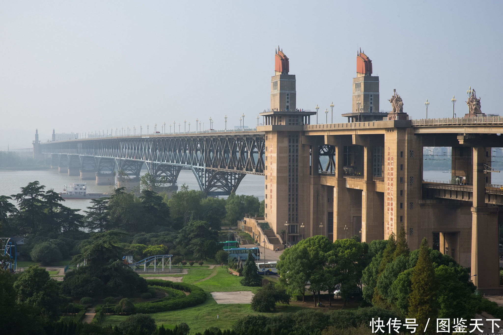 中国修建这一桥梁时被美国专家取笑，工程建完后却被誉为世界奇迹