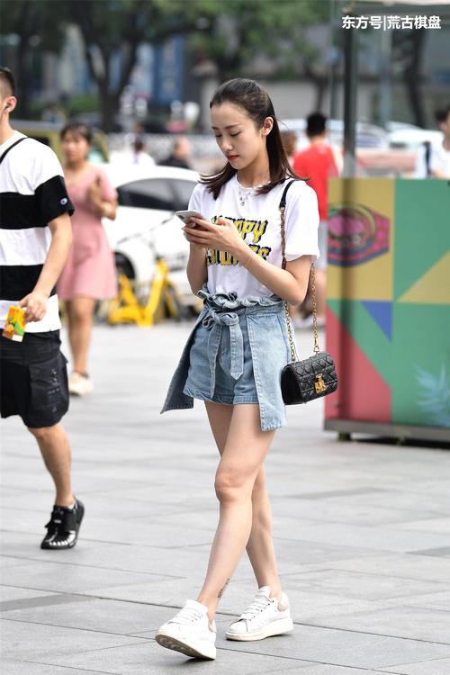 小姐姐，你穿的是牛仔裤还是牛仔裙啊？