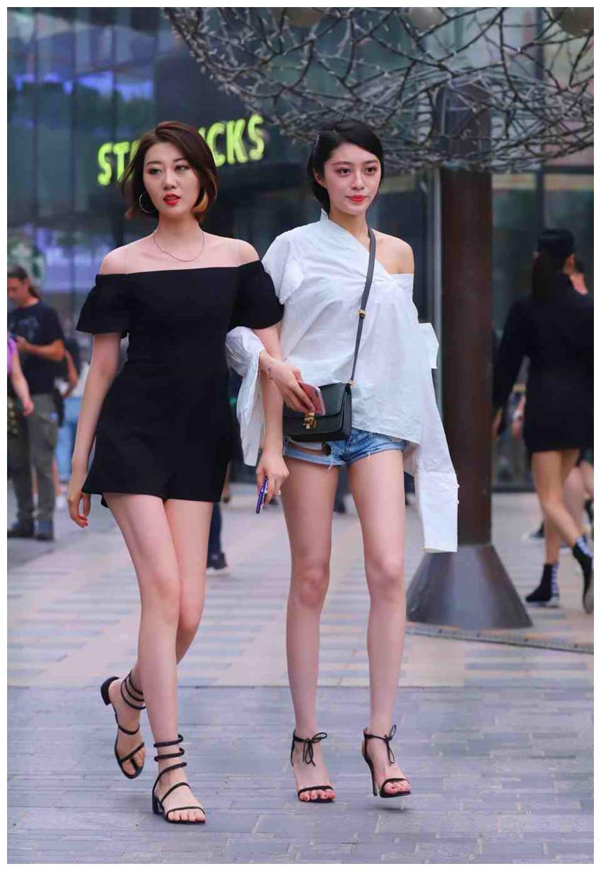 街拍美女：身材超好的漂亮小姐姐，黑色连衣裙勾勒出完美的身材，