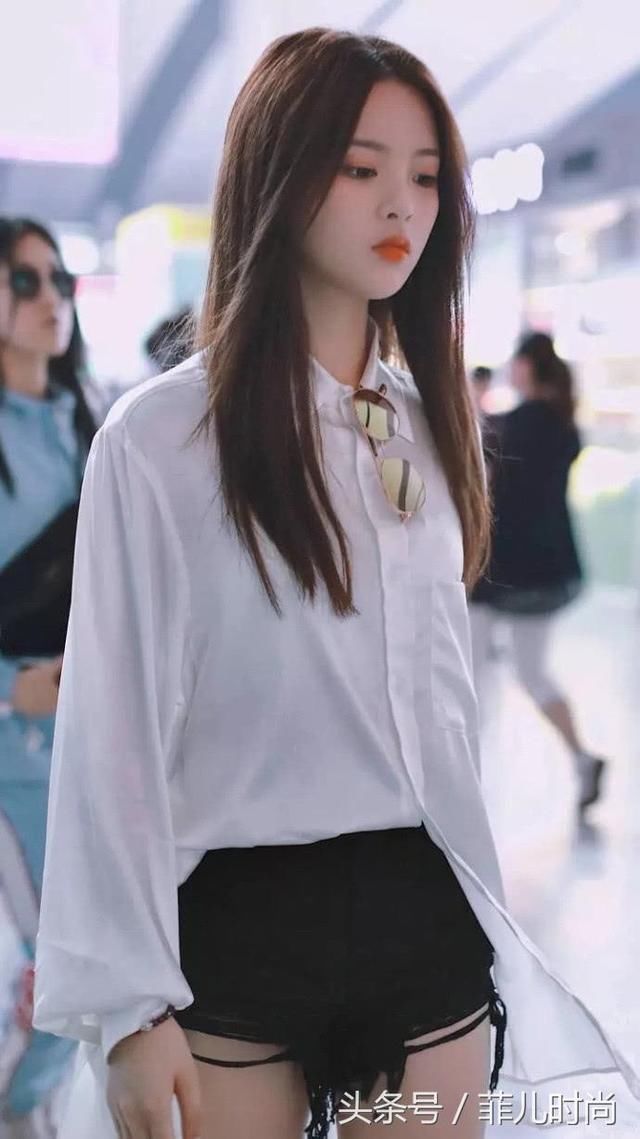 杨超越太胆大了！短裤穿成“三角裤”网友：太想红了吧？