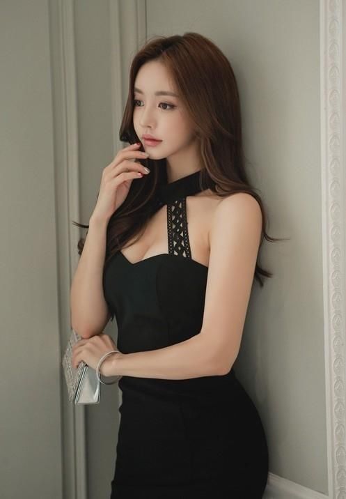 性感美女模特穿露肩包臀短裙，细腰翘臀拍撩人写真！