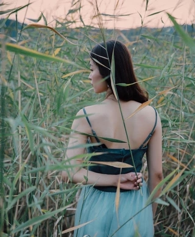 『生活』街拍美女:一袭连衣裙,天生丽质,融入自然的甜美与优雅!