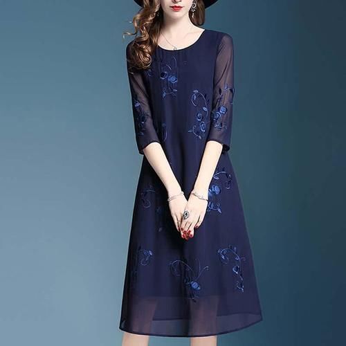 40岁女人这样穿才高雅！“素雅裙＋平鞋”，高贵大方超时尚