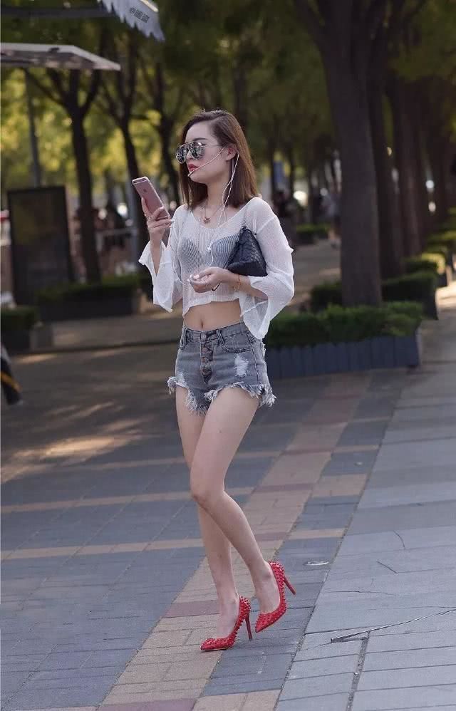  『红色』街拍：小姐姐的身材十分的完美，身穿酒红色的上衣，带着一种成熟的气息
