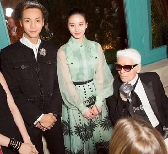  『老佛爷』香奈儿老佛爷，和其他女星合影都是高冷脸，唯独对她主动亲吻，笑得像个孩子