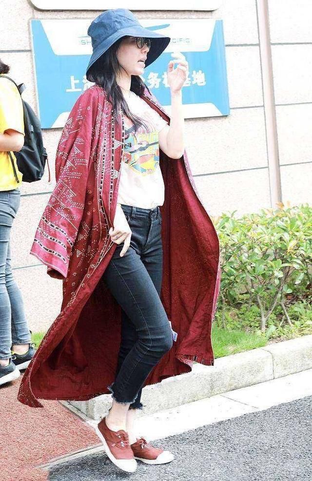 如今的白百何颜值简直跌倒谷底，素颜简直有老了10岁的即视感！