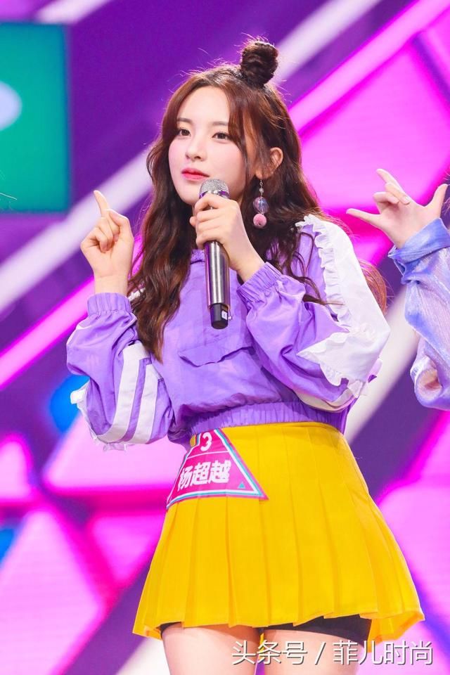 杨超越为了红真拼，全身只穿一件T恤出门，网友：看到下身我呆了