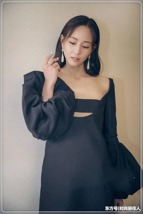 张钧甯还真是敢穿,低领小黑裙穿出时尚新高,网友:气质女神