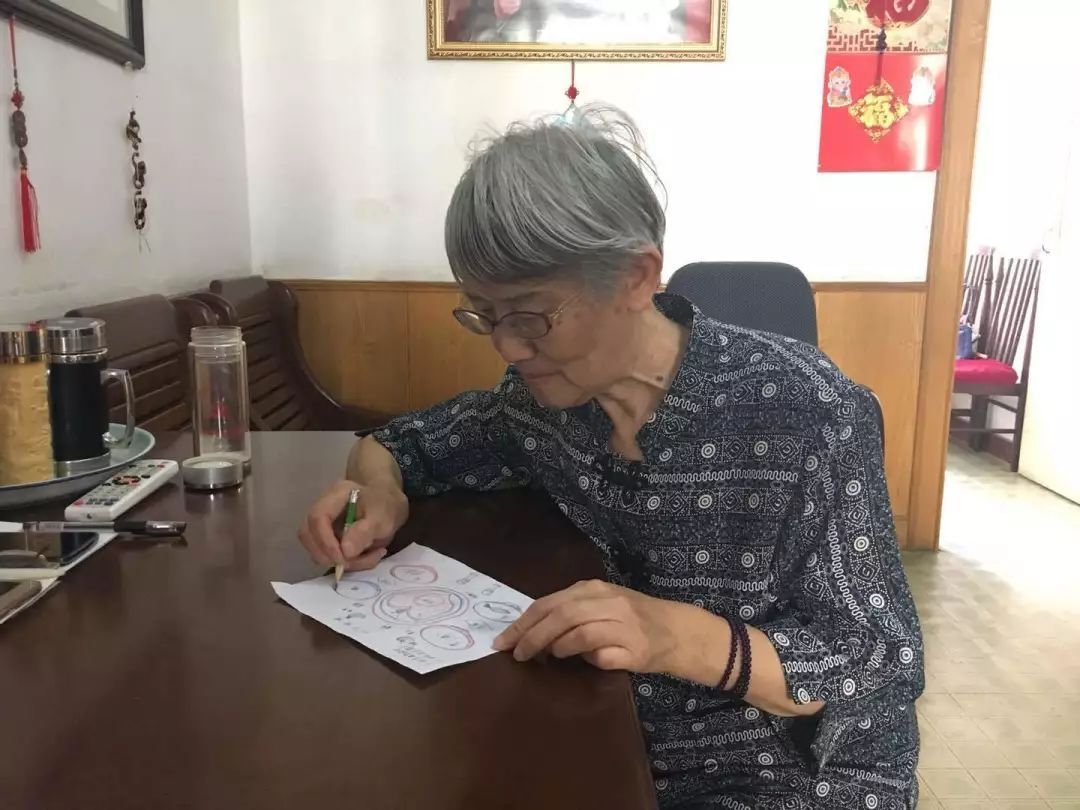 俩孩子没回家 天津高奶奶画了一桌“团圆饭