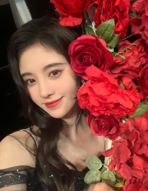  快乐：淡黄色长裙蓬松的头发！鞠婧祎新造型亮相快乐大本营，引网友热议
