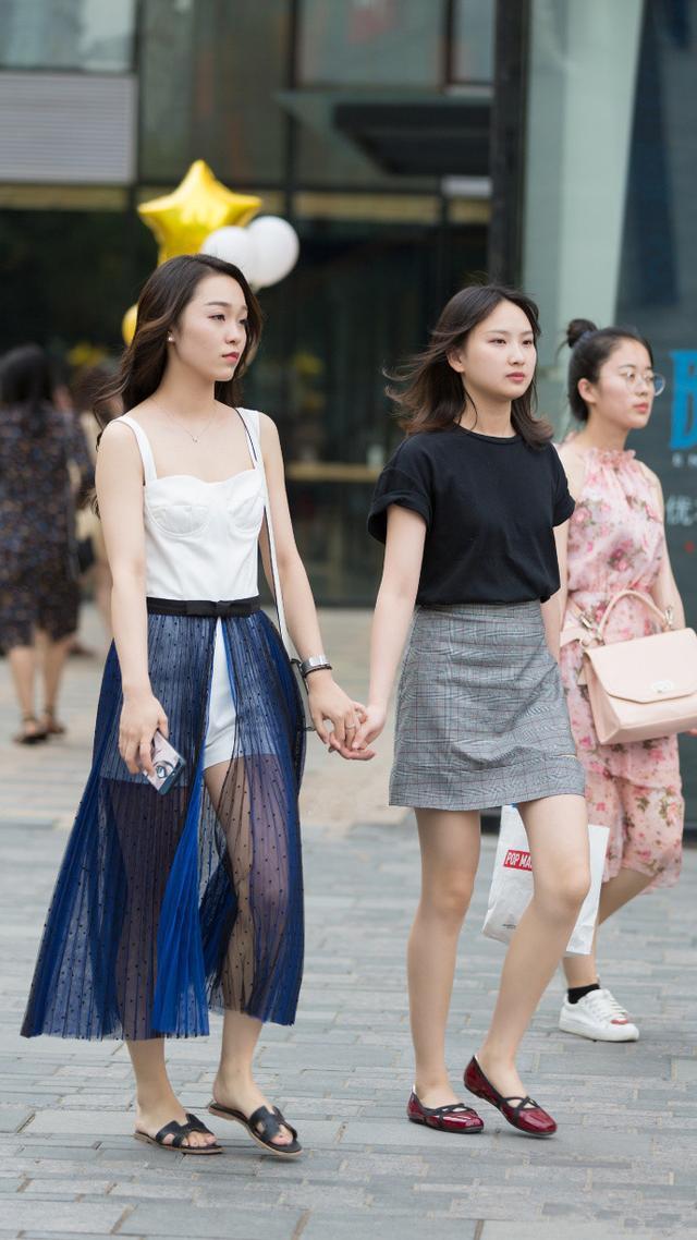 路人街拍,小姐姐身穿牛仔热裤,独特新颖,突显出优美曲线