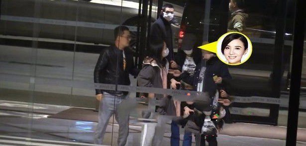  【避讳】39岁宋佳罕见与男友一起现身，喝到烂醉与男友公开搂抱毫不避讳