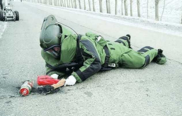 炸弹的威力能轻易击穿防爆服,为何还要穿着防