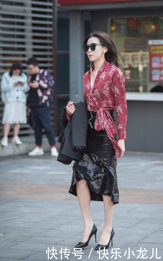  「穿着」街拍：美女搭配红色的针织衫，非常有质感，个性十足！