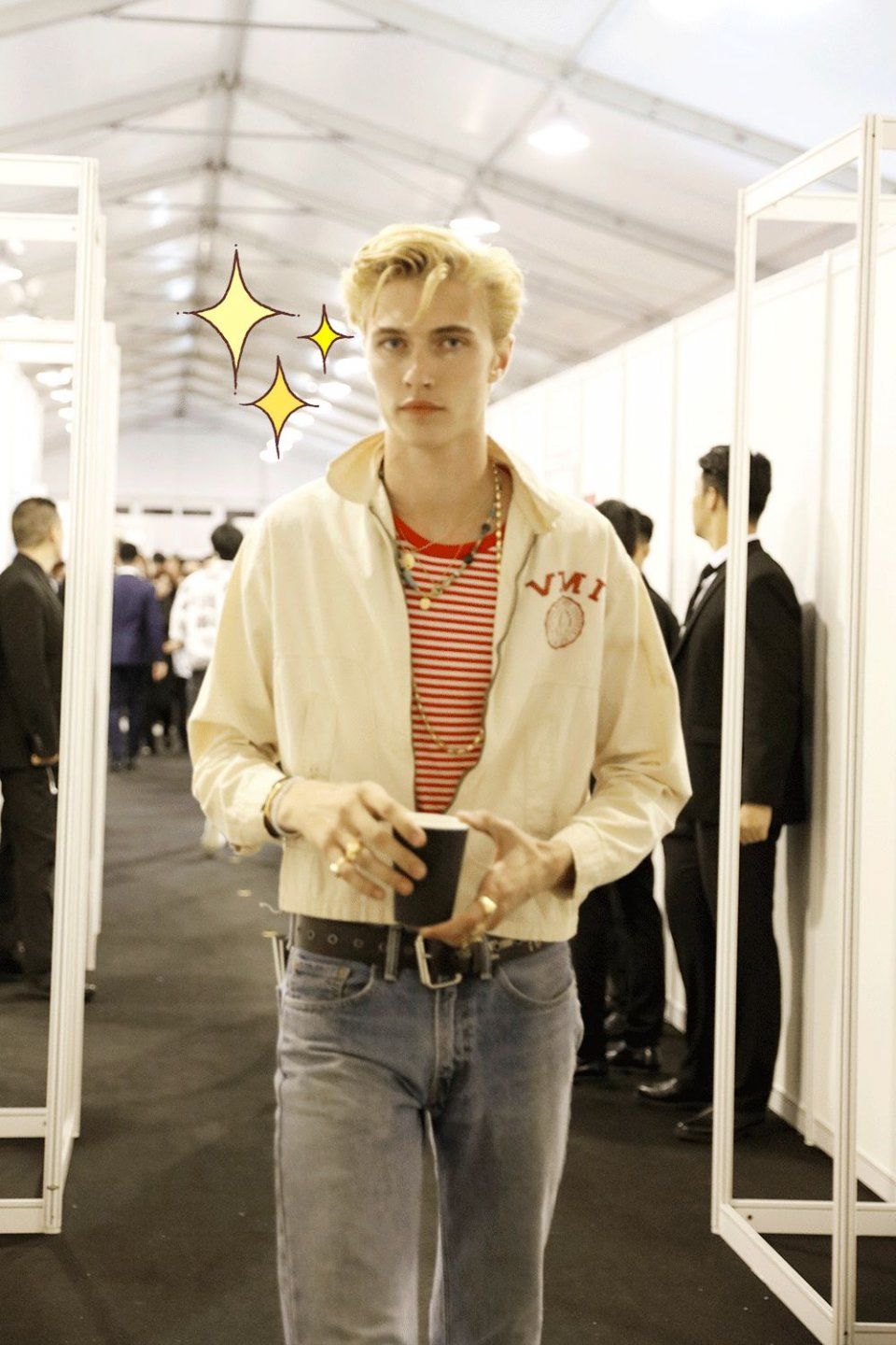 看热闹 | 这些人跑到黄浦江边比谁钻石大，你猜比伯嫂的排第几?