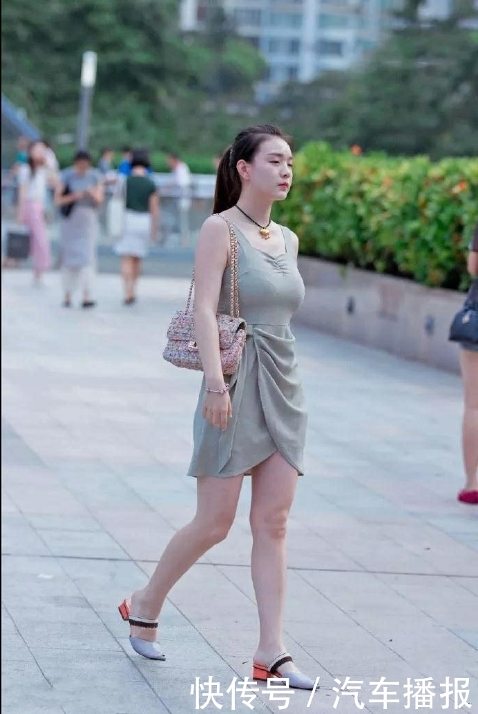 甜美小姐姐吊带连衣裙，肤如凝脂非常皙白，傲人的上围很有女人味