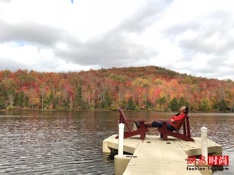 邓文迪穿深v碎花吊带难怪能推倒小27岁男友
