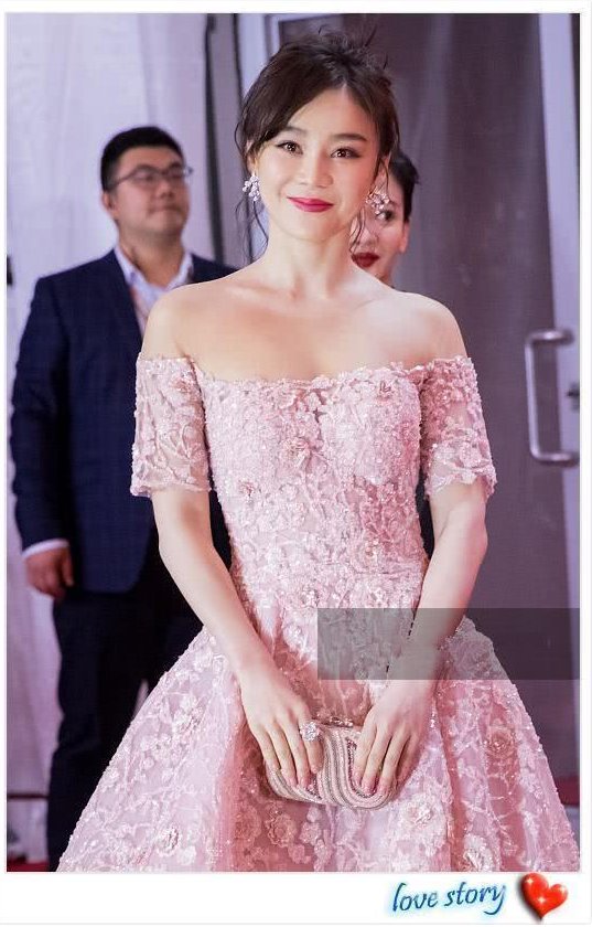 看了袁姗姗蕾丝裙，再看看周冬雨，才知道女人和女孩的差距有多大