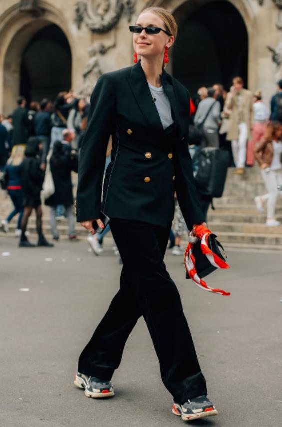 孟美岐亮相时装周,学吴谨言"充大头"却被何穗立秒?