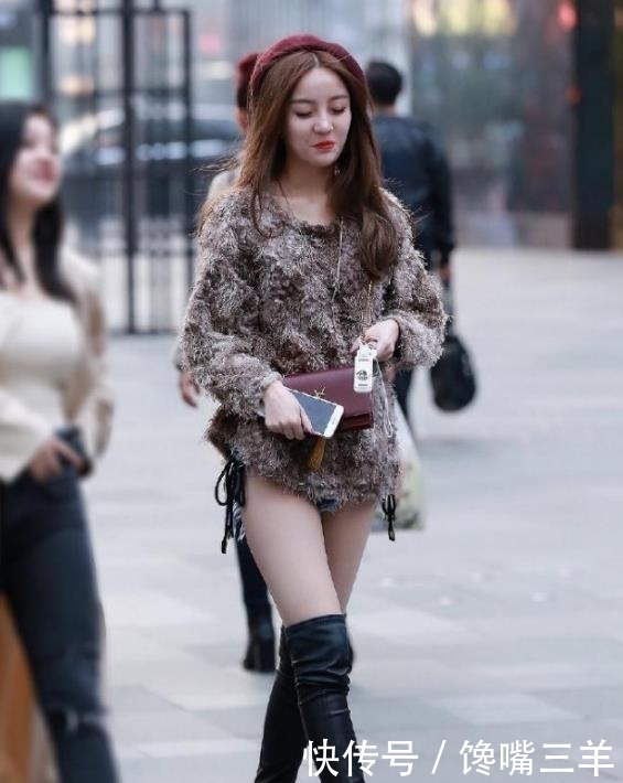 【 美女】苗条身姿,特别有魅力!,美女街拍:甜美气质的小姐姐
