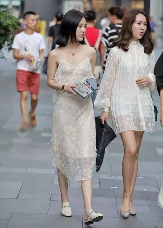 街拍:回眸一笑 摄人心魂 ,图五美女 像极了周迅