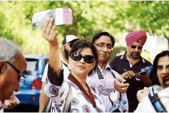 中国游客在印度街头，会有当地人主动“要求”合影，只因太友好？