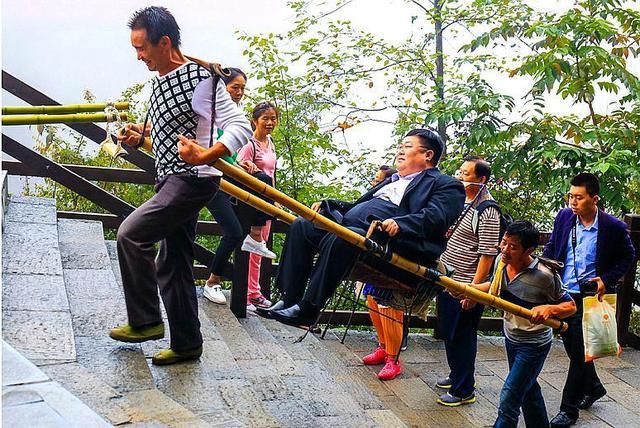 农村另一种职业:每天抬人上下山，月入3千，靠卖力挣钱