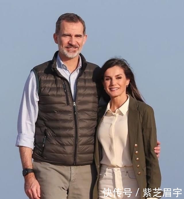 「休闲装」西班牙国王夫妇同穿休闲装真罕见!莱蒂齐亚衬衫配牛仔裤,真时髦