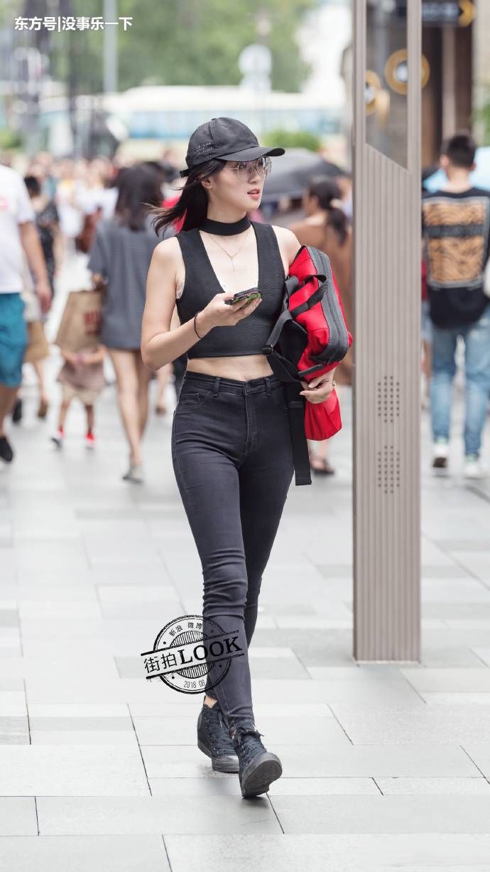 街拍重庆：初秋换季，懂时尚穿搭的，一样可以轻松的美下去！