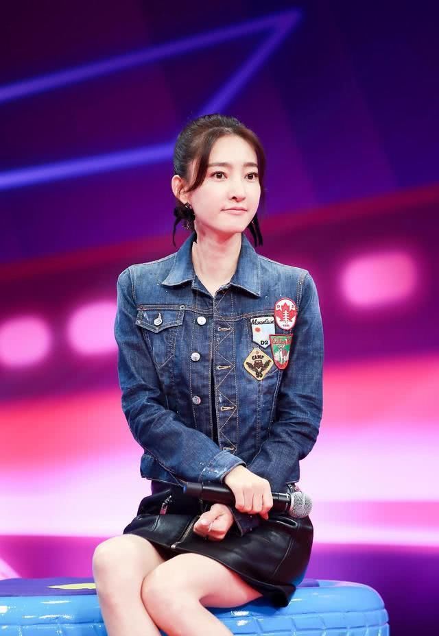 「王丽坤」王丽坤穿牛仔外套配皮质半身裙录节目,更高级有气质