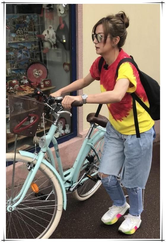 赵薇真敢穿！长裤外面缝了一条5分裤，网友：越奇葩越时尚吗？