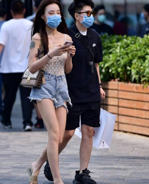 「搭配」街拍:天生丽质的小姐姐,一条黑色的连衣裙,时尚魅力气质十足