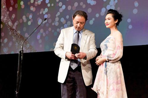 46岁朱茵现身活动，仙女裙美出天际，网友直呼：紫霞仙子回来了