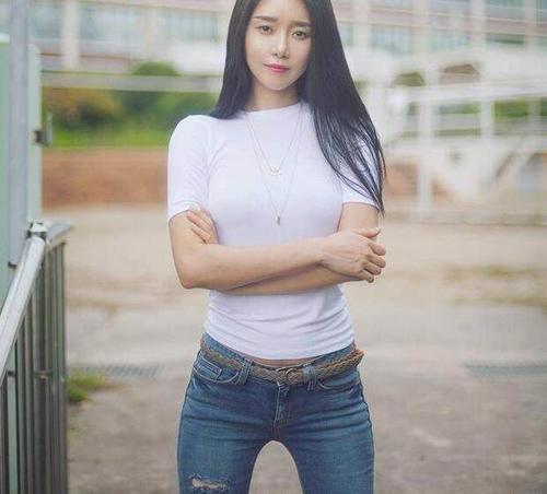 紧身裤诠释穿搭的魅力，瞬间让你彰显女神范儿！