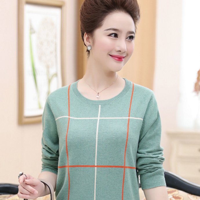 和妈妈走在街头，被当成是姐妹，只是因为她总这么打扮