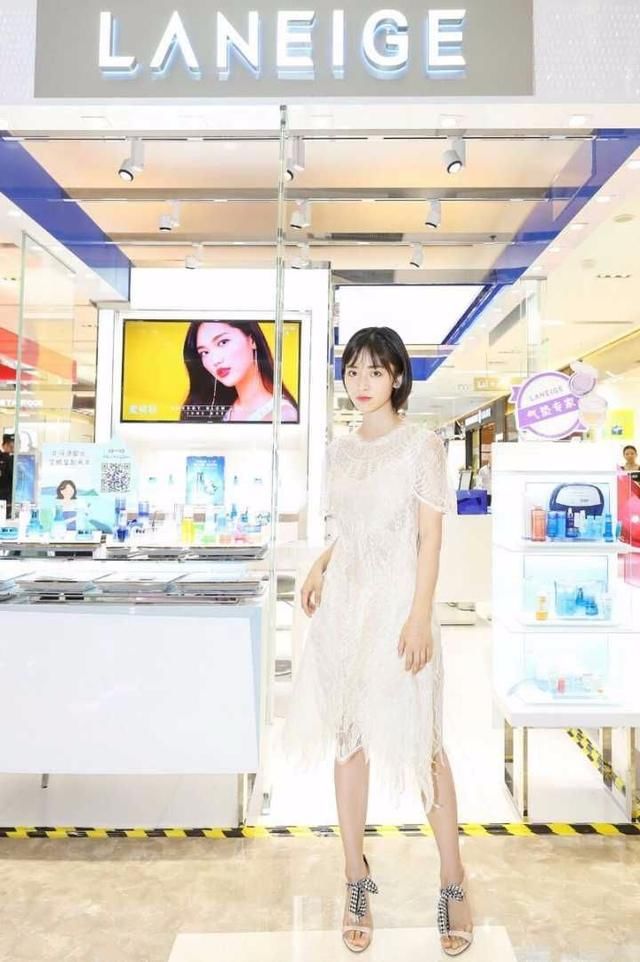 沈月《流星花园》造型被吐槽，穿搭土气又显矮，剧外却判若两人