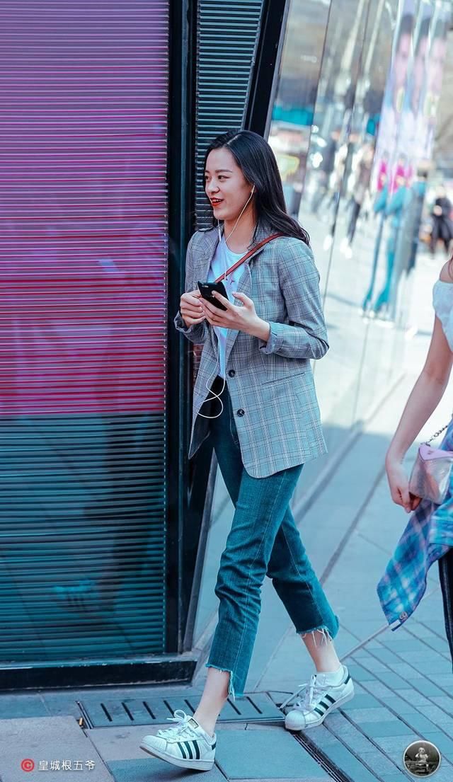  「以让自己」街拍：没有哪个女人不爱美，春天已经来临，我们的穿搭也在变换