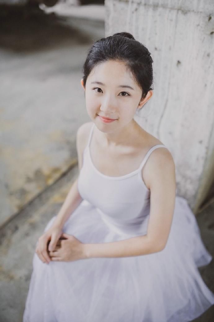 芭蕾少女丰满性感制服写真图片